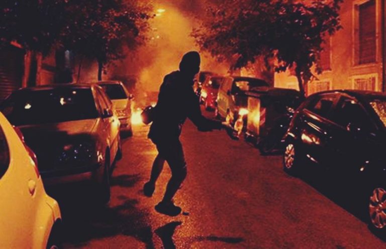 Τέλος οι διακοπές… “Βροχή” μολότοφ κατά των ΜΑΤ στην Πατησίων Τέλος οι διακοπές… “Βροχή” μολότοφ κατά των ΜΑΤ στην Πατησίων