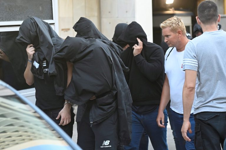 Επέστρεψαν στην πατρίδα τους οι πρώτοι Κροάτες χούλιγκανς από τα επεισόδια