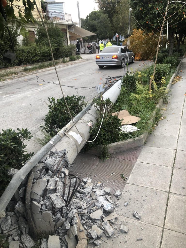 Έπεσε κολώνα της ΔΕΗ απο τους δυνατούς ανέμους στον δρόμο Ελευθερίου Βενιζέλου της Νέας Ιωνίας (ΦΩΤΟΡΕΠΟΡΤΑΖ)