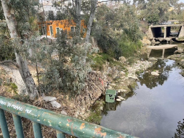 Δήμος ΝΦ/ΝΧ: Παρατηρείται τις τελευταίες ημέρες το φαινόμενο να πετούν κάδους απορριμμάτων του Δήμου στο ποτάμι.