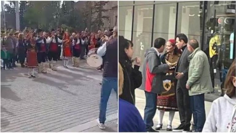 Παραδοσιακοί χοροί έξω απο το γήπεδο της ΑΕΚ
