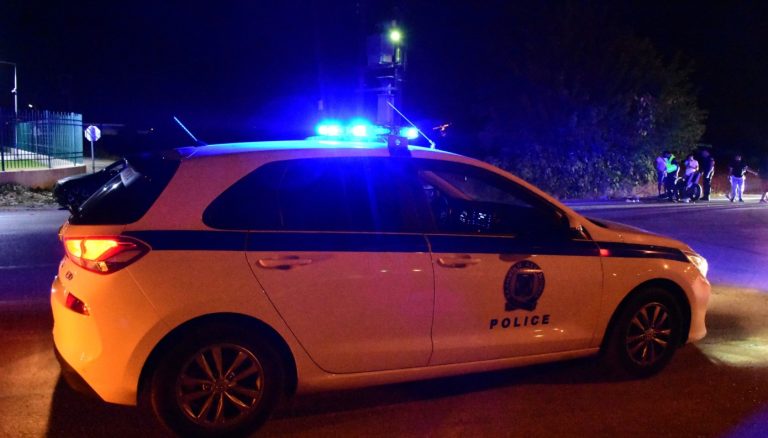 Περισσός: Άντρας ξεκίνησε να βρίζει χυδαία παρέα κοριτσιών ενώ τις απειλούσε με πριόνι.