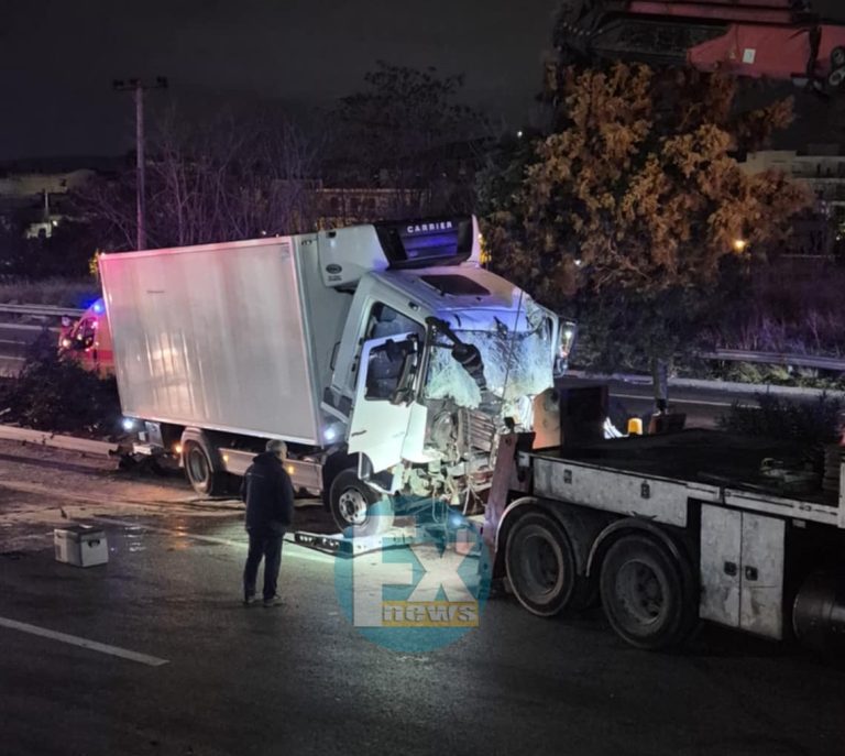 Σοκαριστικό τροχαίο στην εθνική οδό στο ύψος της Ν.Φιλαδέλφειας, σύγκρουση νταλίκας με Ι.Χ., μπήκε στο αντίθετο ρεύμα έπειτα απο καταδίωξη, τρομακτικές εικόνες Σοκαριστικό τροχαίο στην εθνική οδό στο ύψος της Ν.Φιλαδέλφειας, σύγκρουση νταλίκας με Ι.Χ., μπήκε στο αντίθετο ρεύμα έπειτα απο καταδίωξη, τρομακτικές εικόνες