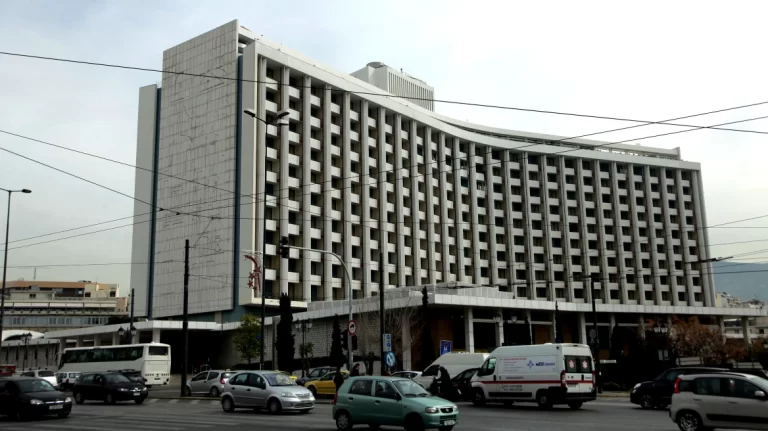 Τροχαίο δυστύχημα σημειώθηκε στο κέντρο της Αθήνας, όταν ΙΧ αυτοκίνητο συγκρούστηκε με μοτοσικλέτα, με αποτέλεσμα τον θάνατο ενός 30χρονου άνδρα