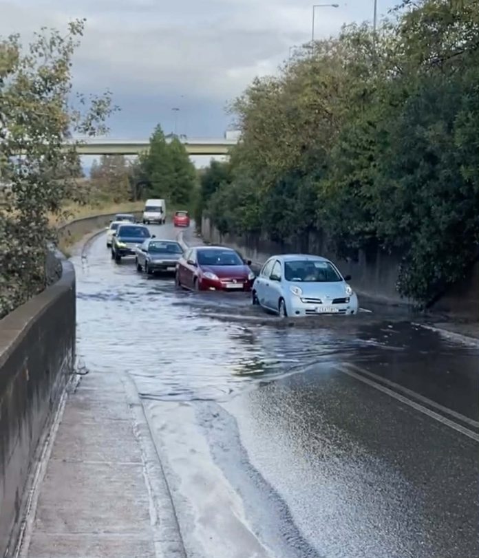 alt= λίμνη νερού στον παράδρομο Νέα Φιλαδέλφεια – Αχαρναί