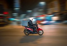 Καταγγελία-σοκ: Σχεδιασμένη ενέδρα σε διανομέα από τρεις κουκουλοφόρους στη Νέα Φιλαδέλφεια