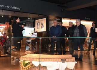 Επίσκεψη του Δημήτρη Κουτσούμπα στο Μουσείο Προσφυγικού Ελληνισμού στη Νέα Φιλαδέλφεια