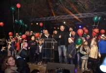 Δείτε φωτογραφίες απο το άναμμα του Χριστουγεννιάτικου δέντρου στη Νέα Φιλαδέλφεια