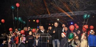 Δείτε φωτογραφίες απο το άναμμα του Χριστουγεννιάτικου δέντρου στη Νέα Φιλαδέλφεια