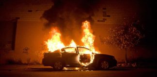 Καταγγελία για ανήλικους που επιχείρησαν να βάλουν φωτιά σε αυτοκίνητα στη Νέα Χαλκηδόνα