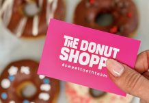 Τι κάνει το The Donut Shoppe στο Γαλάτσι να ξεχωρίζει σε ντόνατ και χειροποίητες πίτες;