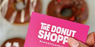Τι κάνει το The Donut Shoppe στο Γαλάτσι να ξεχωρίζει σε ντόνατ και χειροποίητες πίτες;