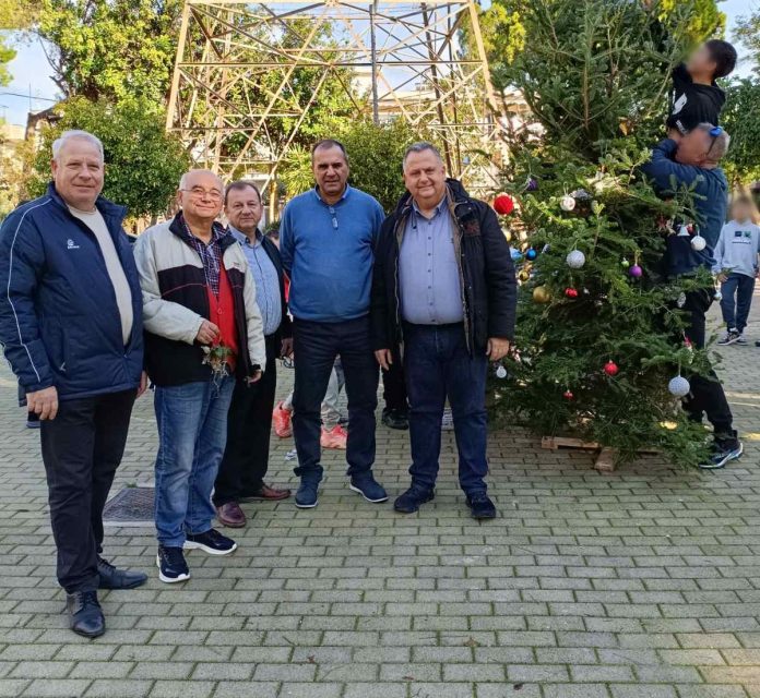 alt= Η πόλη στολίζεται από τα παιδιά της: Το 7ο Δημοτικό Νέας Φιλαδέλφειας φωτίζει τη Νησίδα