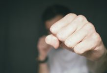 Άγρια επίθεση και ληστεία στο Ηράκλειο Αττικής: Χτύπησαν 23χρονο και του άρπαξαν ακόμη και τα παπούτσια