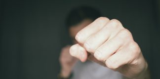 Άγρια επίθεση και ληστεία στο Ηράκλειο Αττικής: Χτύπησαν 23χρονο και του άρπαξαν ακόμη και τα παπούτσια