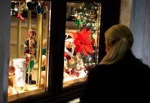 Εορταστικό ωράριο 2025: Πότε ξεκινά στα εμπορικά καταστήματα – Τι προτείνει ο Εμπορικός Σύλλογος Αθηνών