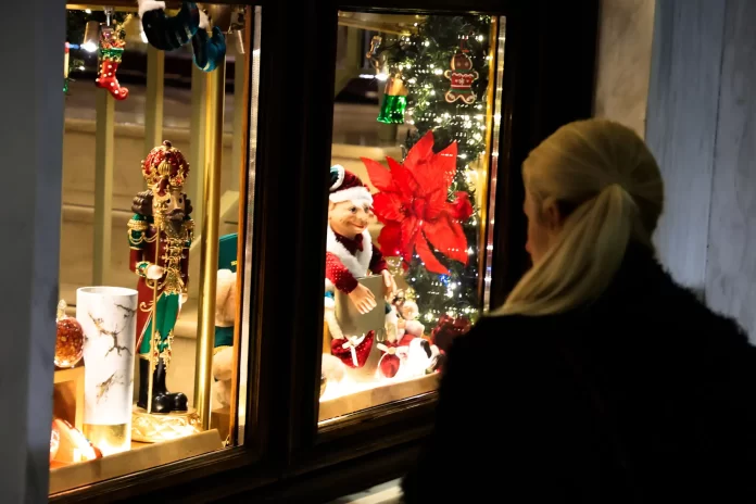 alt= Εορταστικό ωράριο 2025: Πότε ξεκινά στα εμπορικά καταστήματα – Τι προτείνει ο Εμπορικός Σύλλογος Αθηνών