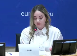 «Τα παιδιά δεν είναι παράπλευρες απώλειες»: Η 20χρονη που συγκλόνισε το Ευρωπαϊκό Κοινοβούλιο μιλώντας για τη δολοφονία της μητέρας της στο Μενίδι