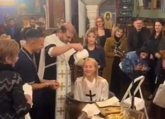 Νέα Φιλαδέλφεια: Νεαρή κοπέλα βαπτίστηκε Χριστιανή στον Άγιο Ιωάννη – Συγκίνηση στον ναό
