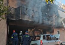 Φωτιά σε διαμέρισμα στο Ίλιον – Δύο οχήματα κάηκαν, επιχείρηση με 22 πυροσβέστες