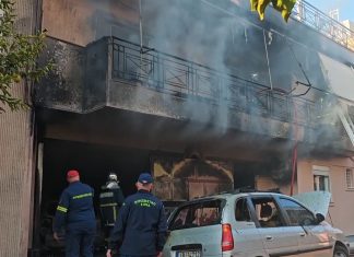 Φωτιά σε διαμέρισμα στο Ίλιον – Δύο οχήματα κάηκαν, επιχείρηση με 22 πυροσβέστες