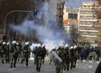 Συλλαλητήριο για τα Τέμπη: Πανικός μετά την ολοκλήρωση – Ένταση, χημικά και σύλληψη στο Σύνταγμα
