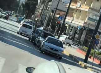 Νέα Φιλαδέλφεια: Τρία αυτοκίνητα μαζί στο αντίθετο ρεύμα στην Λεωφ Δεκελείας προς Πίνδου