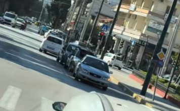 Νέα Φιλαδέλφεια: Τρία αυτοκίνητα μαζί στο αντίθετο ρεύμα στην Λεωφ Δεκελείας προς Πίνδου