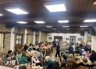 Έκτακτη γιορτή στα ΚΑΠΗ Νέας Φιλαδέλφειας – Μουσική και χαμόγελα με πρωτοβουλία Τομπούλογλου, Δείτε βίντεο