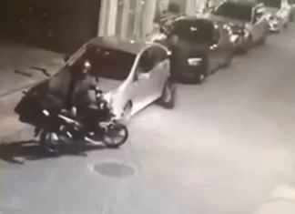 Νέα Φιλαδέλφεια: Δείτε βίντεο από τη δράση συμμορίας που άρπαζε τσάντες μέσα από ΙΧ – Δύο συλλήψεις