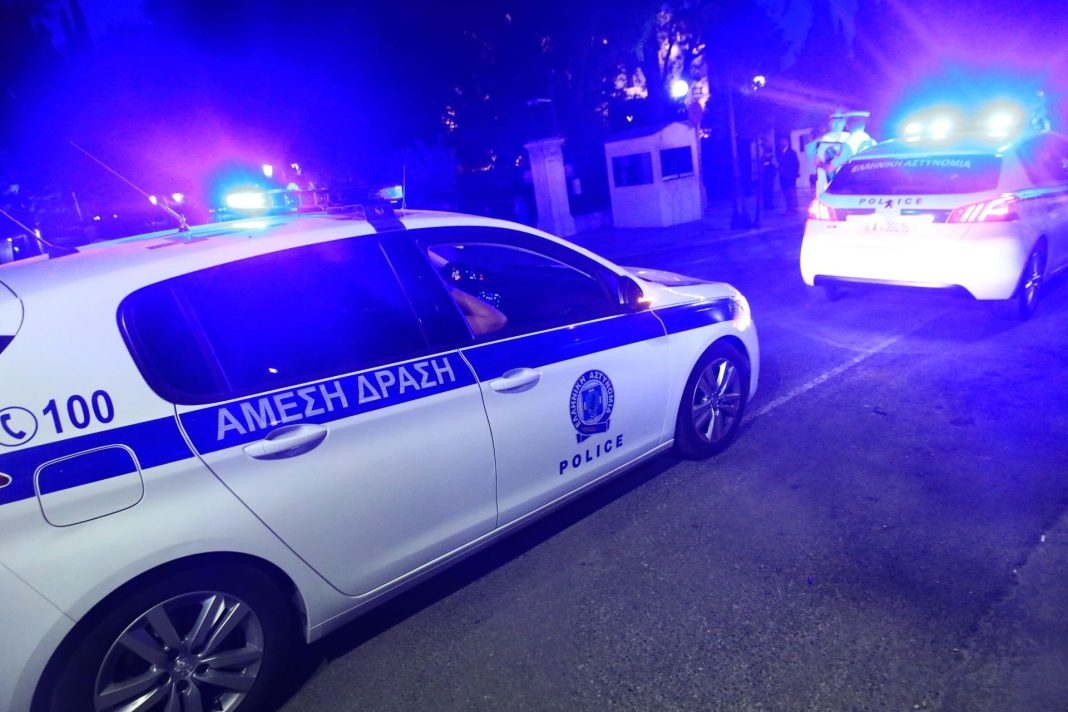 Νέα Ιωνία: Δύο συλλήψεις για διακίνηση ναρκοτικών – 33 συσκευασίες και όπλο σε σπίτι