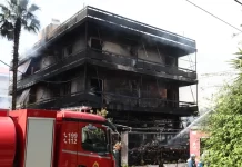 Ίλιον: Μεγάλη φωτιά σε κατάστημα ανταλλακτικών – Ζημιές σε διαμερίσματα