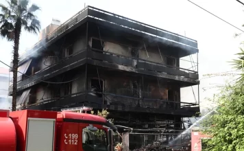 Ίλιον: Μεγάλη φωτιά σε κατάστημα ανταλλακτικών – Ζημιές σε διαμερίσματα