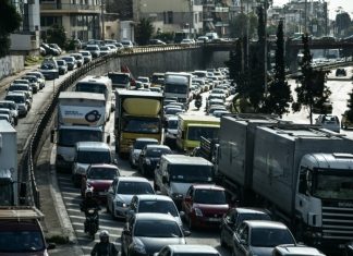Κίνηση τώρα: Καθυστερήσεις σε Αττική Οδό, Κηφισό και Λεωφόρο Αθηνών – «Κόκκινο» στη Μεγάλη Πέμπτη
