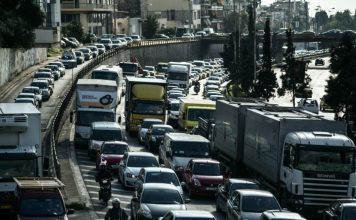 Κίνηση τώρα: Καθυστερήσεις σε Αττική Οδό, Κηφισό και Λεωφόρο Αθηνών – «Κόκκινο» στη Μεγάλη Πέμπτη