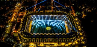 Η ΑΕΚ ύψωσε τεράστια σημαία έξω από την Allwyn Arena – Νέα εικόνα στη Νέα Φιλαδέλφεια
