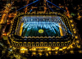 Η ΑΕΚ ύψωσε τεράστια σημαία έξω από την Allwyn Arena – Νέα εικόνα στη Νέα Φιλαδέλφεια