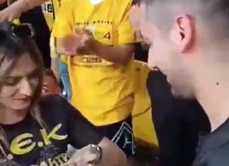 Πρόταση γάμου στη Νέα Φιλαδέλφεια πριν τη φιέστα – Η στιγμή που αποθεώθηκε από τον κόσμο (VIDEO)