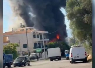 Φωτιά σε κατάστημα με ανταλλακτικά αυτοκινήτων στο Μενίδι