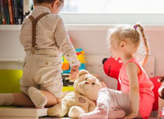 Ιδιωτικός ή δημόσιος παιδικός σταθμός: Ποια επιλογή ταιριάζει στην οικογένειά σας Ιδιωτικός ή δημόσιος παιδικός σταθμός: Ποια επιλογή ταιριάζει στην οικογένειά σας