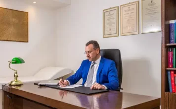 Βρογχοκήλη & Χειρουργός Θυρεοειδούς: Πότε Χρειάζεται Χειρουργική Αντιμετώπιση; Βρογχοκήλη & Χειρουργός Θυρεοειδούς: Πότε Χρειάζεται Χειρουργική Αντιμετώπιση;
