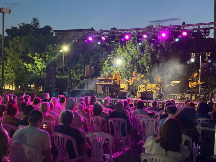 Δείτε εικόνες από τη συναυλία της Μπέσσυ Αργυράκη και του Λάκη Τζορντανέλλι στη Νέα Χαλκηδόνα