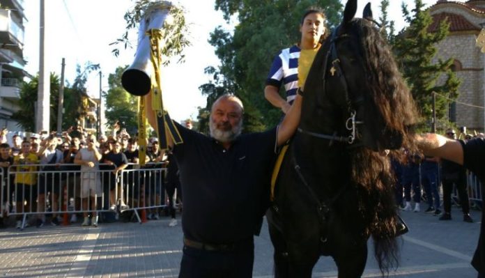 ΑΕΚ: Εικόνες από το λαμπρό φινάλε της περιοδείας του τροπαίου στη Νέα Φιλαδέλφεια