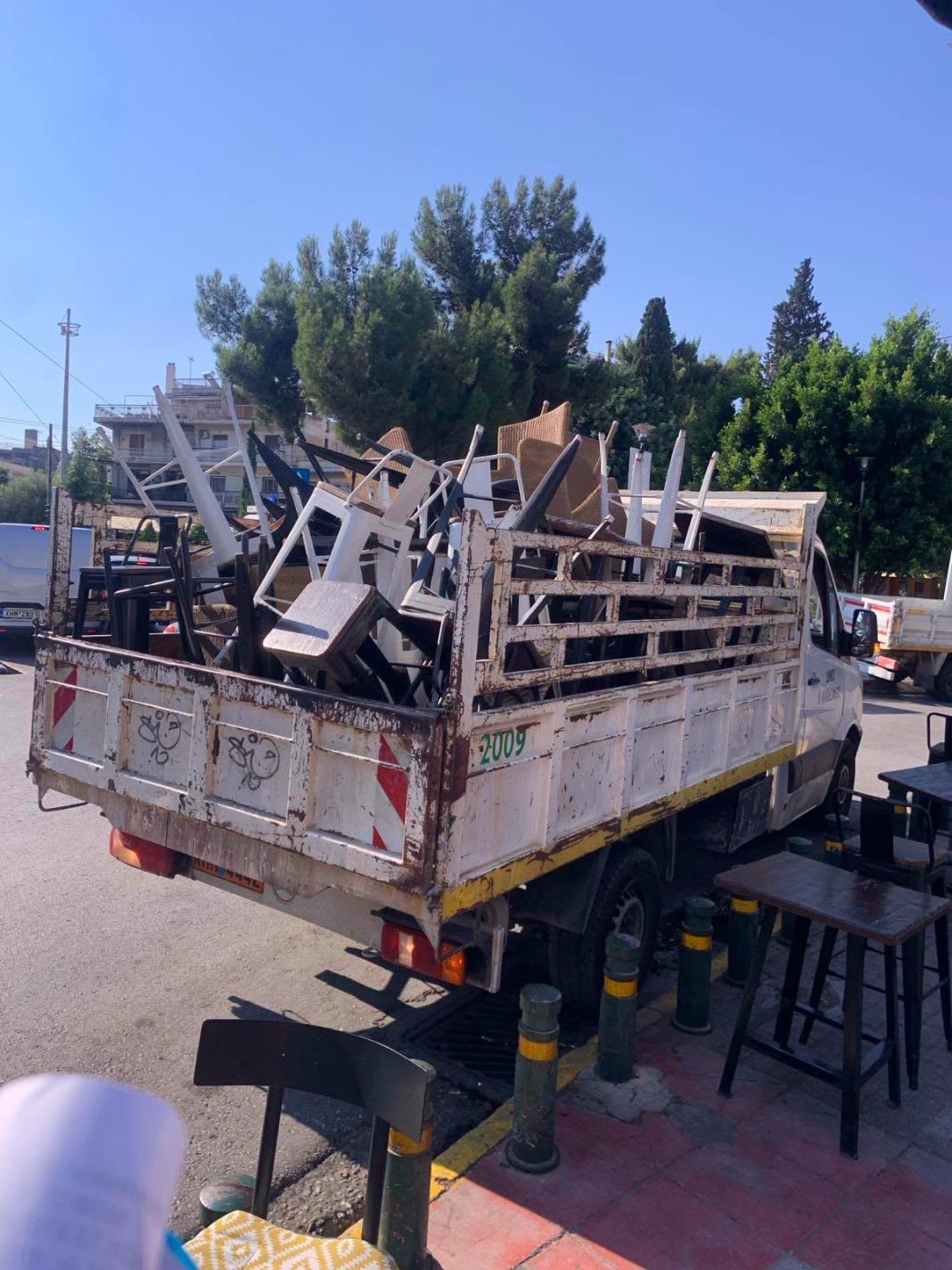Νέα Φιλαδέλφεια: Απομακρύνθηκαν παράνομα τραπεζοκαθίσματα από την οδό Σάρδεων