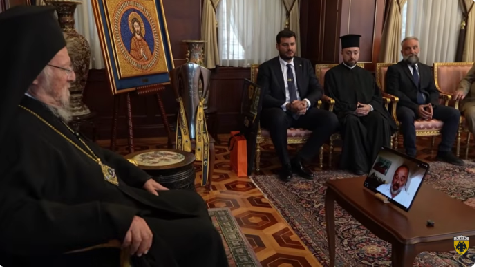 ΑΕΚ: Το τρόπαιο του πρωταθλήματος έφτασε στο Φανάρι – Η συγκινητική συνομιλία Ηλιόπουλου με τον Πατριάρχη Βαρθολομαίο